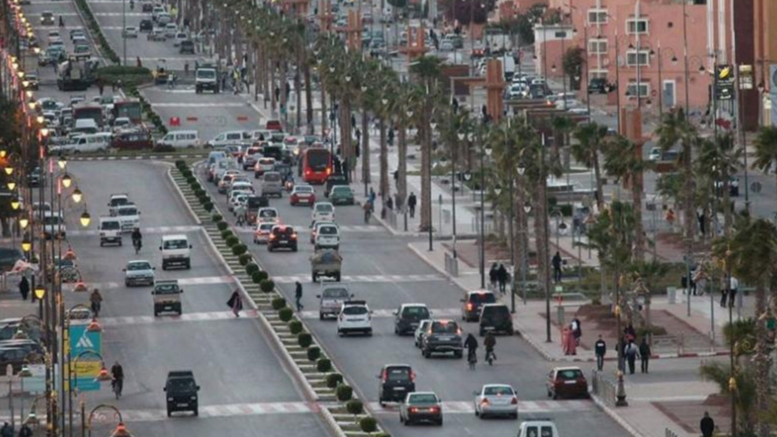 العيون.. إقتراب الإنتخابات يدفع أحزاب توارت طويلا وتشرع في فتح دكاكينها