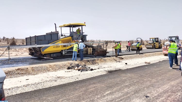 تواصل أشغال الطريق بين الداخلة والميناء الأطلسي بانتريفيت