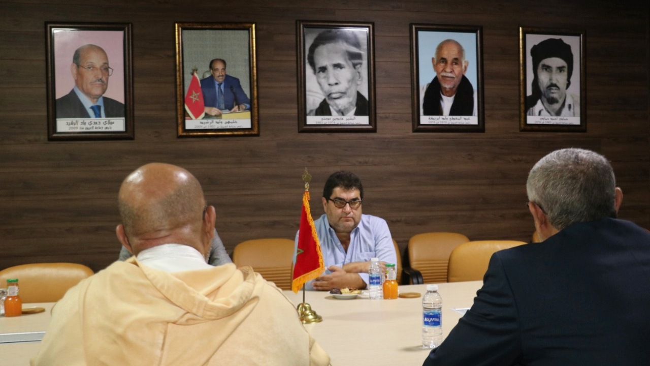 رئيس نقابة شيلية يزور جماعة العيون للاطلاع على الأوراش التنموية