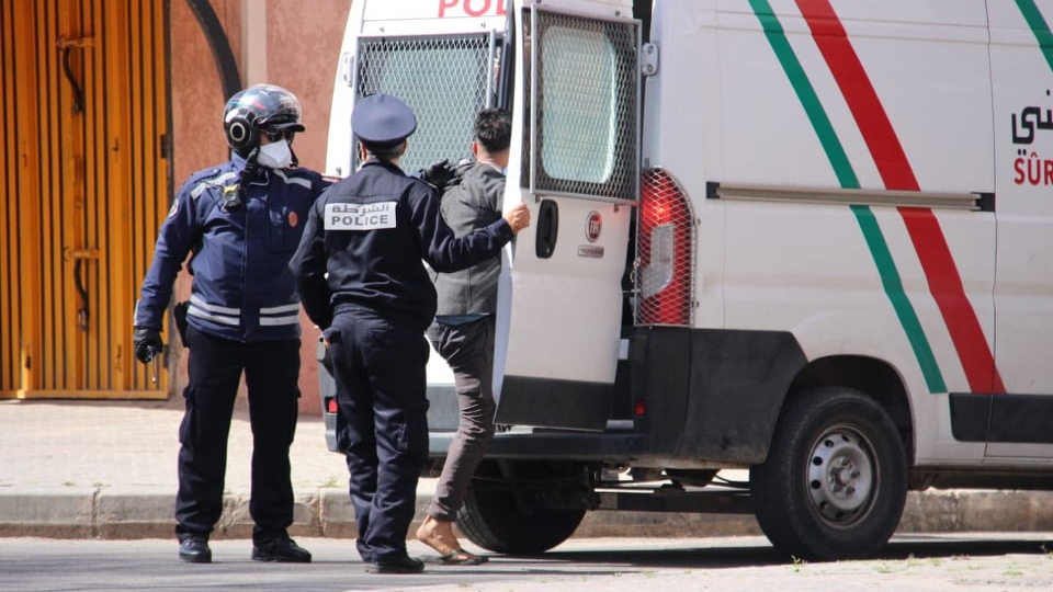 إعتقال ثلاثيني قام بإبتزاز أشخاص عبر الهاتف بالسمارة