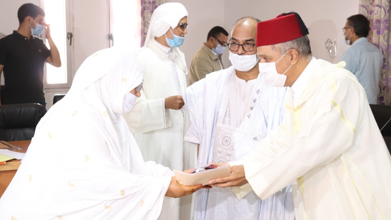 عامل الإقليم يترأس حفل توديع حجاج إقليم السمارة إلى الديار المقدسة (صور)