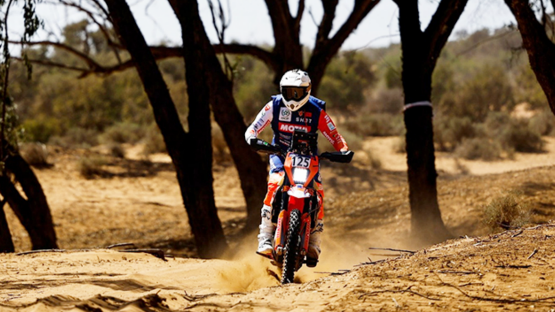 إصابة متسابق أسترالي إثر إنقلاب دراجته شمال مدينة السمارة