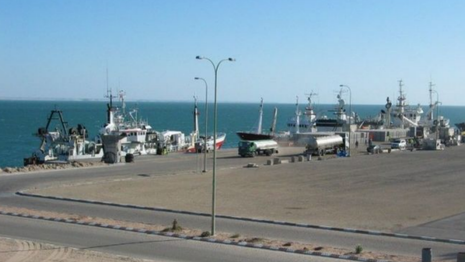 مصرع بحارين إختناقا داخل سفينة صيد بميناء الداخلة