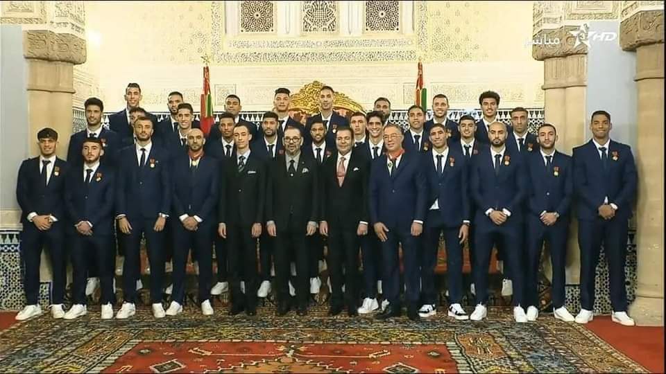 الملك يستقبل أعضاء المنتخب الوطني ويوشحهم بأوسمة ملكية (صور)