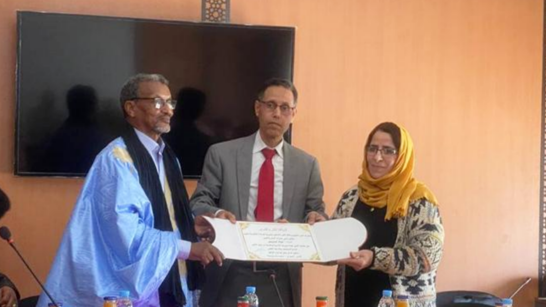 مديرية الصناعة بالعيون تكرم موظفة قضت 32 سنة من الخدمة (صور)