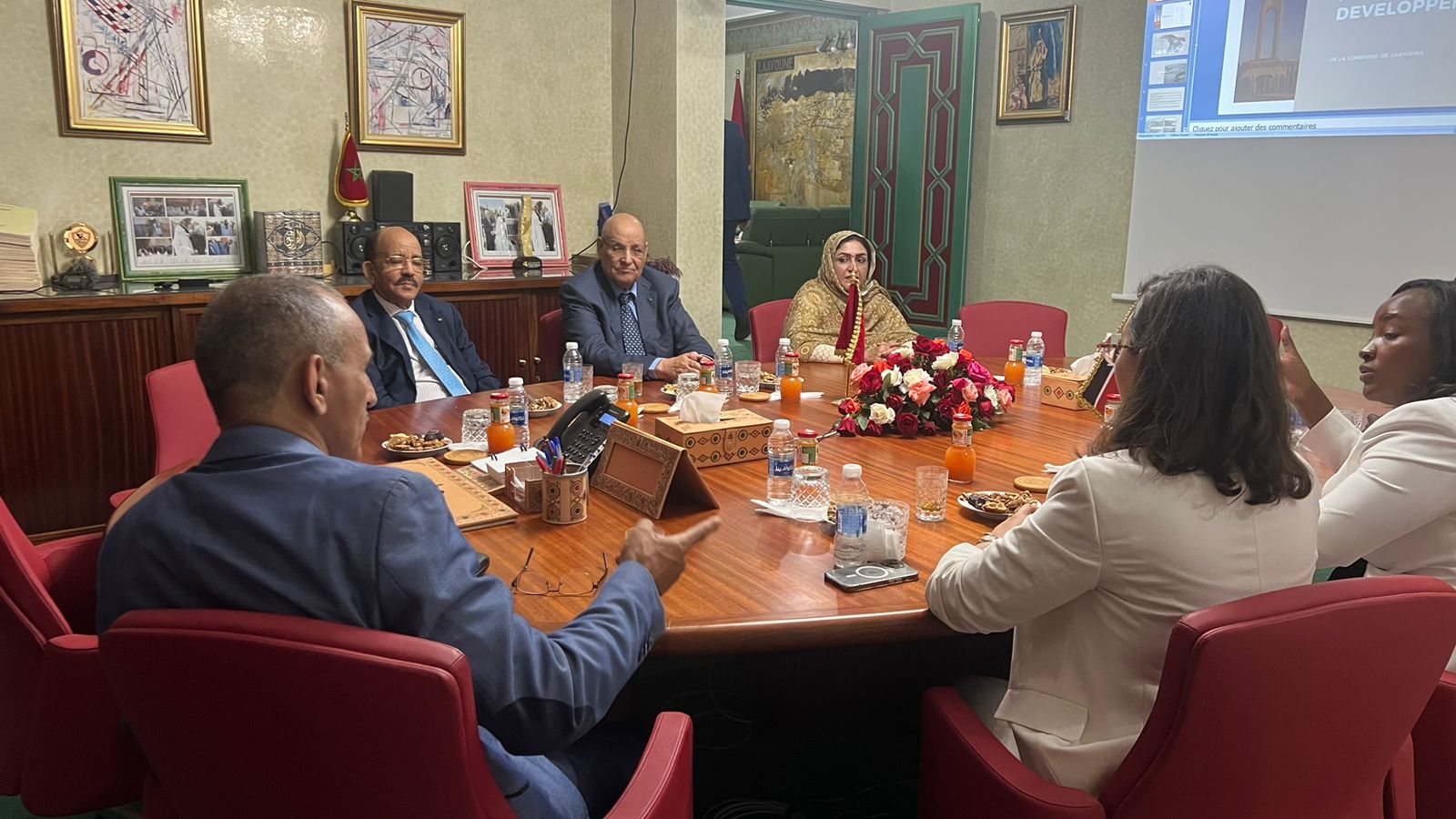 ولد الرشيد يستقبل وفدا من كينيا بمقر جماعة العيون (صور)