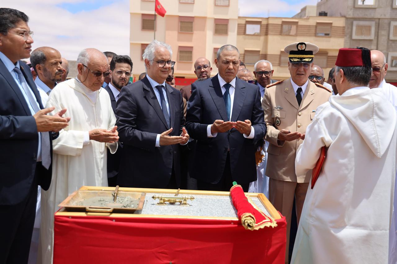 نزار وبيكرات ودحمان الدرهم يشرفون على وضع الحجر الأساس لمسجد الدرهم بالعيون