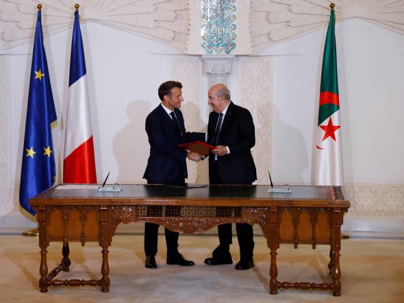 الجزائر تعلن سحب سفيرها لدى فرنسا بعد رسالة ماكرون لملك المغرب