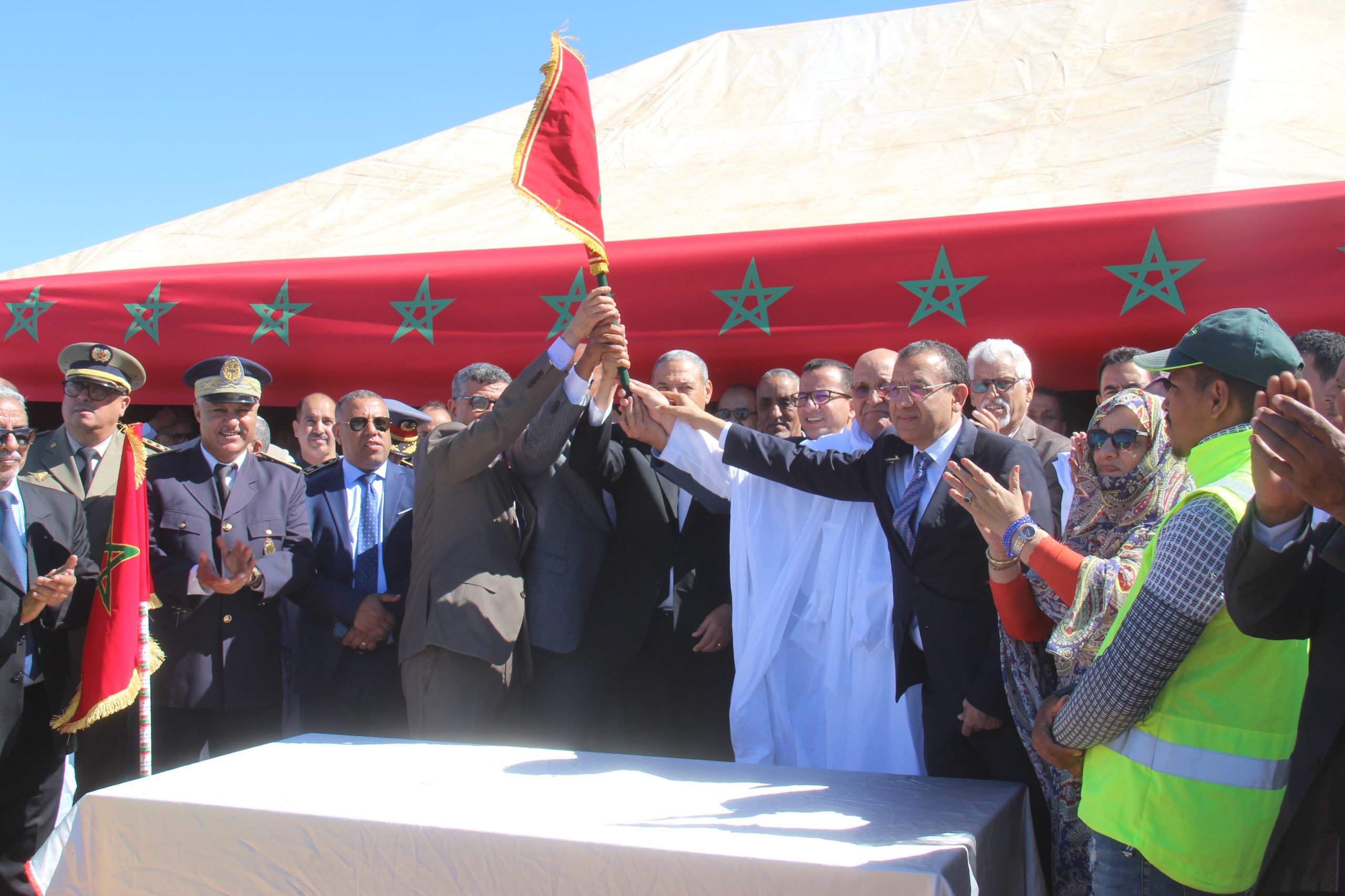 بحضور وفد وازن.. انطلاق عملية تسليم مفاتيح السكن لقاطني مخيمات السمارة (صور)