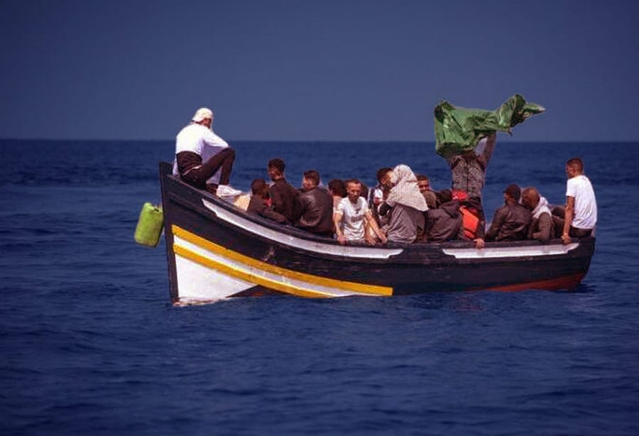 ليلة الهروب من الوطية.. مجهولون يستولون على قارب صيد ويتجهون نحو الكناري