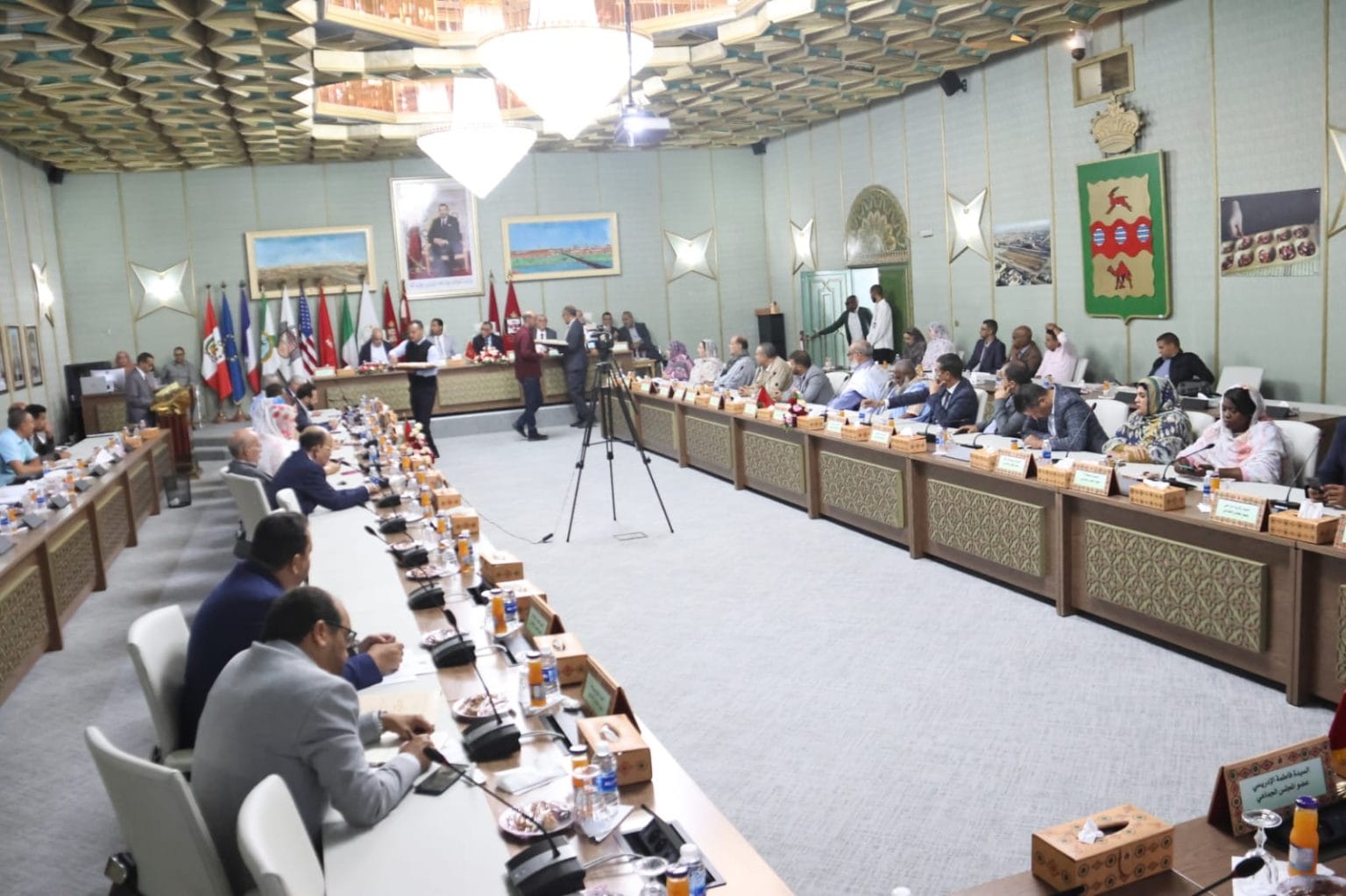 مجلس جماعة العيون يصادق على فسخ عقدة الشراكة مع “أوزون” في دورة استثنائية (صور)