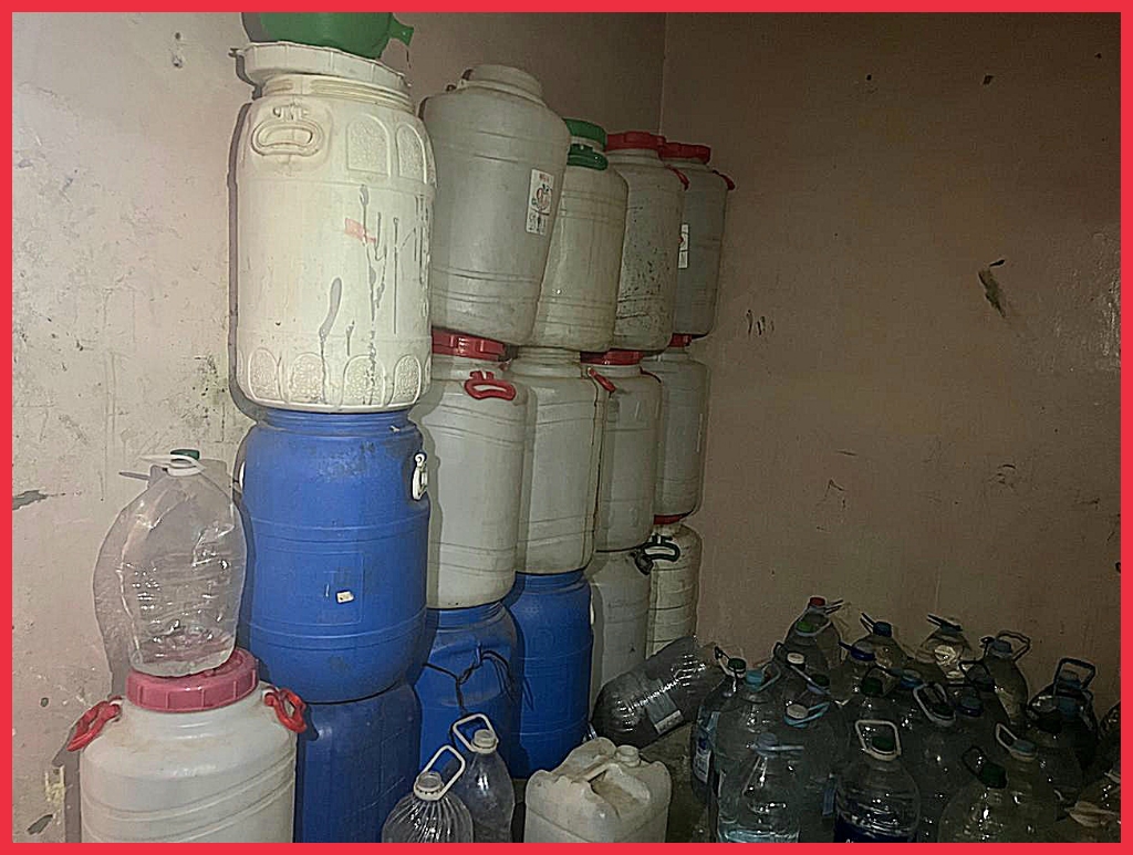 كلميم.. توقيف مبحوث عنهما وطنياً وحجز معمل تقليدي لتقطير الماحيا (صور)